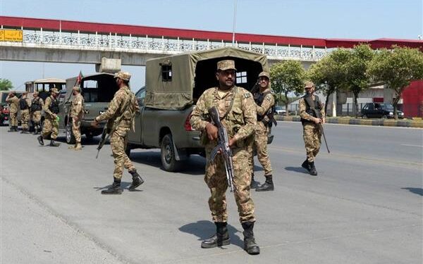 الجيش الباكستاني: قتلنا 30 مسلحا كانوا يحاولون العبور من أفغانستان