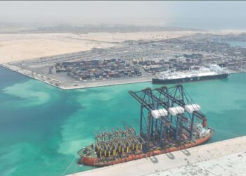 استقبال رصيف محطة هاتشيسون رقم 1 بميناء السخنة السفينة المتخصصة ZHEN HUA 36  على متنها 3 أوناش