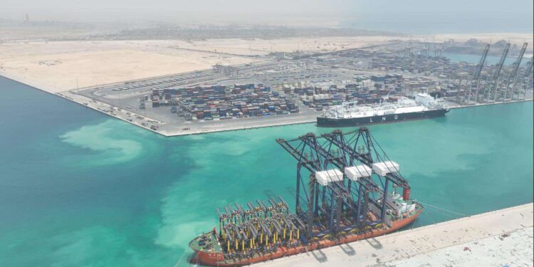 استقبال رصيف محطة هاتشيسون رقم 1 بميناء السخنة السفينة المتخصصة ZHEN HUA 36 على متنها 3 أوناش