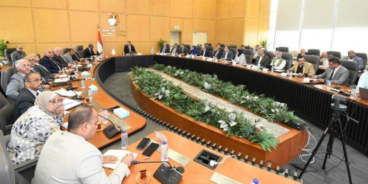 وزير الإسكان يعقد اجتماعاً موسعاً لمتابعة موقف مشروعات “حياة كريمة” بمحافظة أسوان