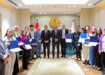 وزير التربية والتعليم يكرم الطلاب أوائل مدارس النيل المصرية الدولية