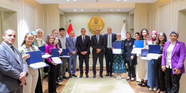 وزير التربية والتعليم يكرم الطلاب أوائل مدارس النيل المصرية الدولية