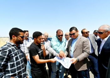 وزير الإسكان يتفقد مشروعات تنفيذ شبكات المرافق بمنطقة جنيفة بمدينة الشروق