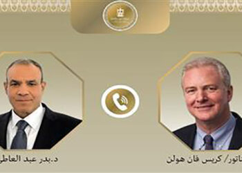 وزير الخارجية والهجرة يتلقى اتصالًا هاتفيًا من السيناتور الأمريكي “كريس فان هولن”