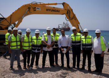 المصرية للاتصالات تنتهي من أعمال إنزال الكابل البحري عالي السعة كورال بريدج بنجاح في طابا