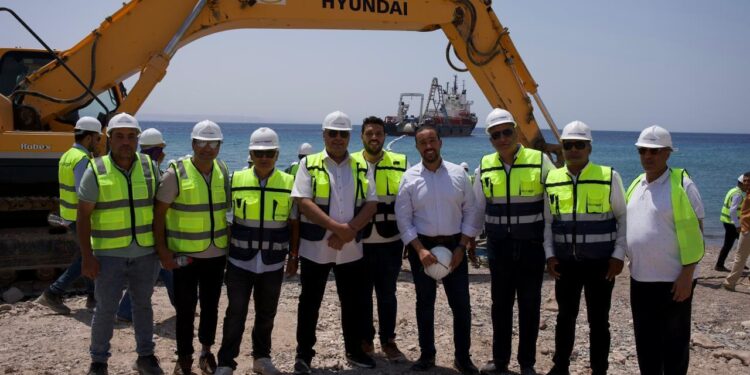 المصرية للاتصالات تنتهي من أعمال إنزال الكابل البحري عالي السعة كورال بريدج بنجاح في طابا