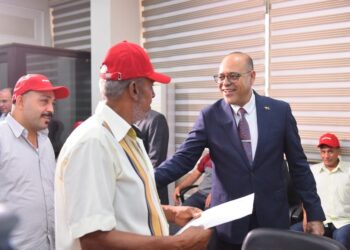 وزير العمل يُسلم عقود عمل جديدة لكوادر مصرية اجتازوا الاختبارات للعمل بشركة مقاولات في “البوسنة والهرسك