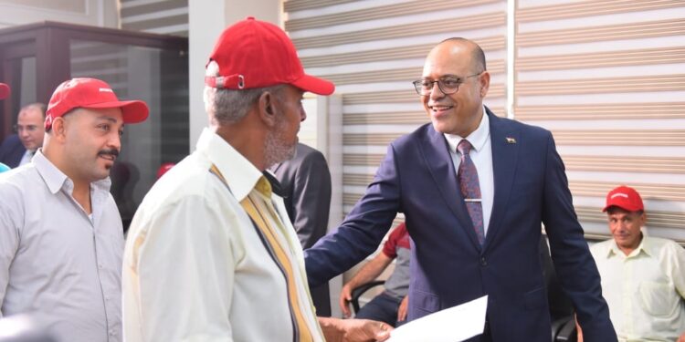 وزير العمل يُسلم عقود عمل جديدة لكوادر مصرية اجتازوا الاختبارات للعمل بشركة مقاولات في “البوسنة والهرسك