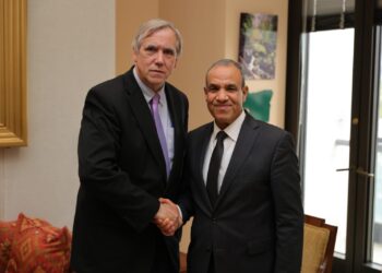 وزير الخارجية والهجرة يلتقي السيناتور “جيف ميركلي” بمجلس الشيوخ الأمريكي