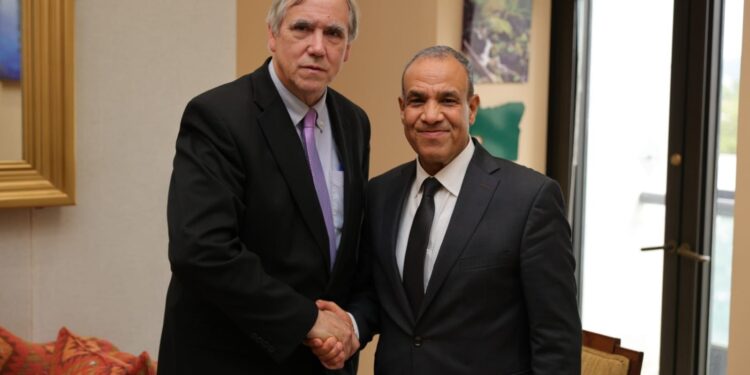 وزير الخارجية والهجرة يلتقي السيناتور “جيف ميركلي” بمجلس الشيوخ الأمريكي