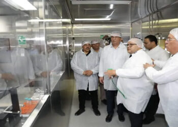 وزير الزراعة ومحافظ الشرقية يتفقدان أكبر مصنع لإنتاج اللقاحات البيطرية في الشرق الأوسط وأفريقيا