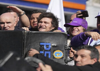 الرئيس الأرجنتيني ينجو من هجوم بالحجارة خلال تجمّع انتخابي قرب بوينوس أيرس