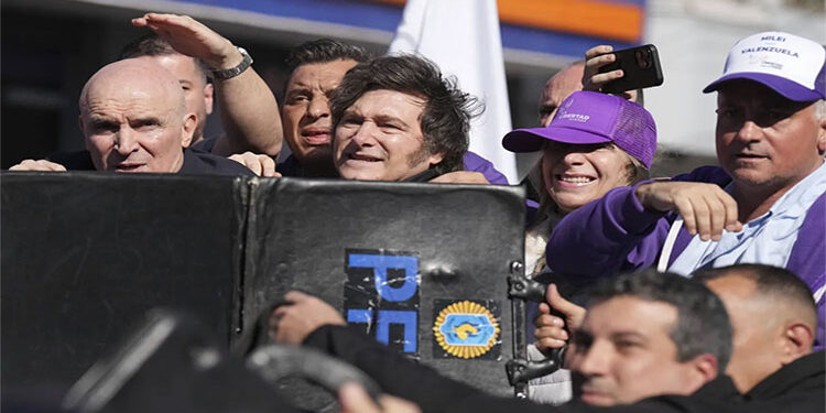 الرئيس الأرجنتيني ينجو من هجوم بالحجارة خلال تجمّع انتخابي قرب بوينوس أيرس