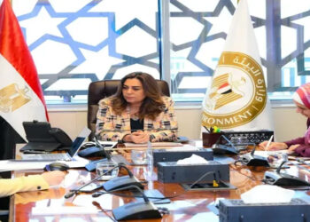 وزيرة التنمية تستعرض ملفًا حول المشروعات التي تنفذها وزارة البيئة من خلال مرفق البيئة العالمية