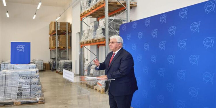 التعليم العالي”: جامعة الفيوم تتسلم إهداء من «المركز الأوروبي للأبحاث النووية (سيرن)»