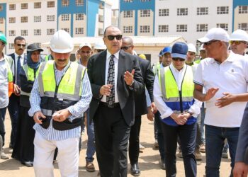 وزير قطاع الأعمال يتفقد مشروع إنشاء مجمع مدارس تنفذه شركة النصر للمقاولات بالجيزة