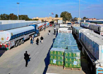 قوافل الإغاثة المصرية تواصل عبورها نحو غزة عبر معبر كرم أبو سالم