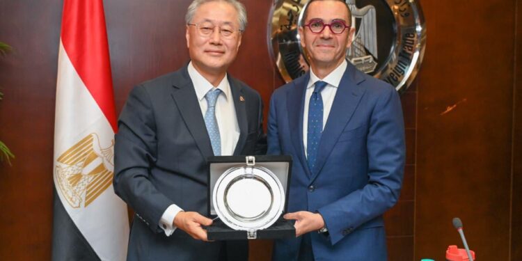 وزير الاستثمار يستقبل سفير دولة كوريا الجنوبية بالقاهرة لبحث سبل تعزيز العلاقات الاقتصادية المشتركة بين البلدين