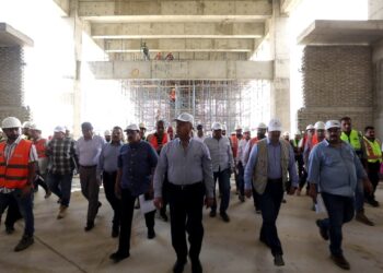 وزير النقل يجري جولة تفقدية لمواقع العمل بمشروع الخط الأول من شبكة القطار الكهربائي السريع السخنة/العلمين/ومطروح