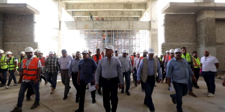 وزير النقل يجري جولة تفقدية لمواقع العمل بمشروع الخط الأول من شبكة القطار الكهربائي السريع السخنة/العلمين/ومطروح