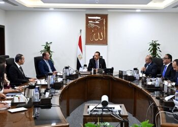 رئيس الوزراء يجتمع برئيس هيئة الرقابة المالية ورئيس البورصة في أول أيام عمل رئيسها الجديد