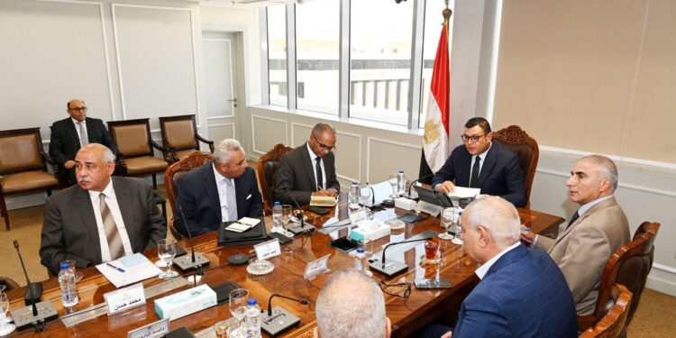 وزير الإسكان يعقد اجتماعًا موسعًا مع رؤساء وممثلي الجهات التابعة للوزارة ويصدر حزمة من التوجيهات لتأمين المنشآت
