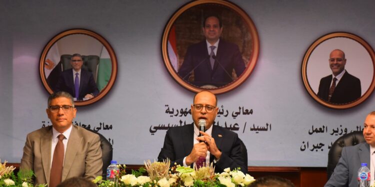 وزير العمل ومحافظ الجيزة يفتتحان ندوة تثقيفية للتوعية بمواد قانون العمل الجديد.. ويُسلمان 40 عقد عمل لذوي همم