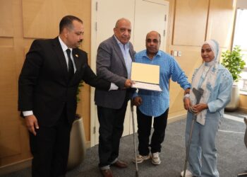 وزير الكهرباء يسلّم عدد من العاملين المتميزين بشركات الكهرباء شهادات تقدير ورحلات عمرة مجانية