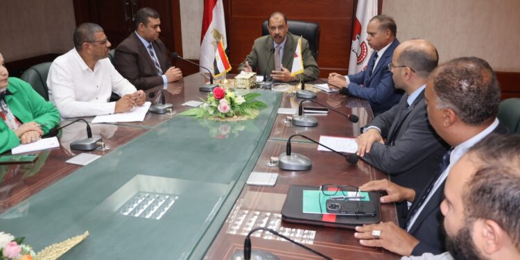 محمد عطية الفيومي: توقعات بمزيد من تراجع الأسعار بسبب ارتفاع الجنيه