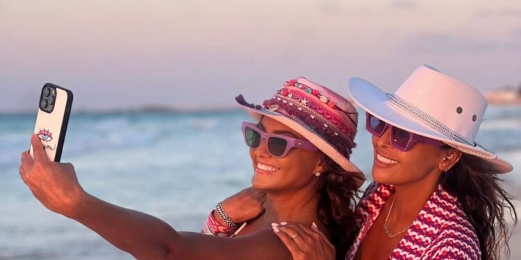 بشرى تخطف الأنظار بإطلالة أنيقة وناعمة