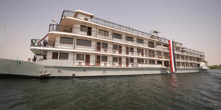 الشركة البورسعيدية للأعمال الهندسية والإنشاءات البحرية تنجح في صيانة الفندق العائم بأسوان