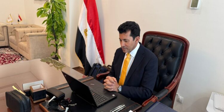 وزير الشباب والرياضة يشارك عبر الفيديو كونفرانس في اجتماع وزراء الرياضة الأفارقة