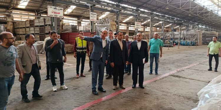 وزير الإنتاج الحربي يتابع سير العملية الإنتاجية بشركة شبرا للصناعات الهندسية (مصنع 27 الحربي)