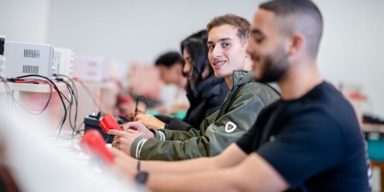 اقبال غير مسبوق على الدراسة بكلية الهندسة يعكس اهتمام المجتمع بعلوم ووظائف المستقبل