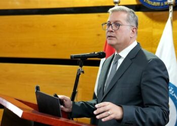 وزير البترول يعقد اللقاء الدوري مع القيادات ورؤساء الشركات لمتابعة ما تم إنجازه واستعراض رؤية العمل