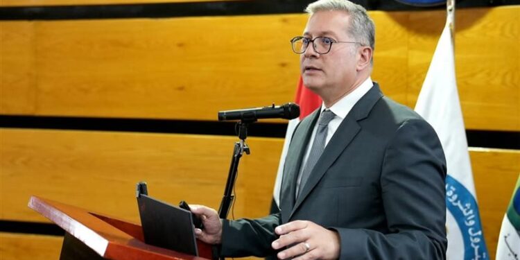 وزير البترول يعقد اللقاء الدوري مع القيادات ورؤساء الشركات لمتابعة ما تم إنجازه واستعراض رؤية العمل