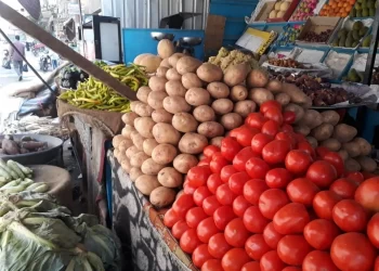 أسعار الخضار والفاكهة اليوم الجمعة