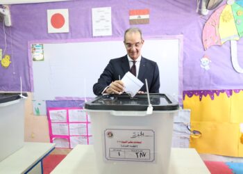  وزير الاتصالات  يدلى بصوته فى انتخابات مجلس الشيوخ