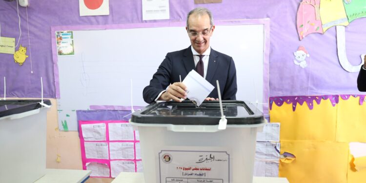  وزير الاتصالات  يدلى بصوته فى انتخابات مجلس الشيوخ