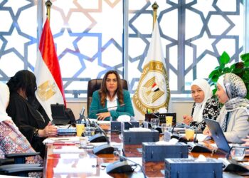 وزيرة التنمية تعقد اجتماعًا مع قطاع الإدارة البيئية لبحث منظومة تقييم الأثر البيئي للمشروعات