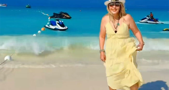 إطلالة جديدة لـ نادية الجندي في الساحل الشمالي