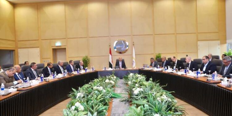 وزير الصناعة والنقل يترأس أعمال الجمعية العمومية العادية لشركة القاهرة للعبّارات