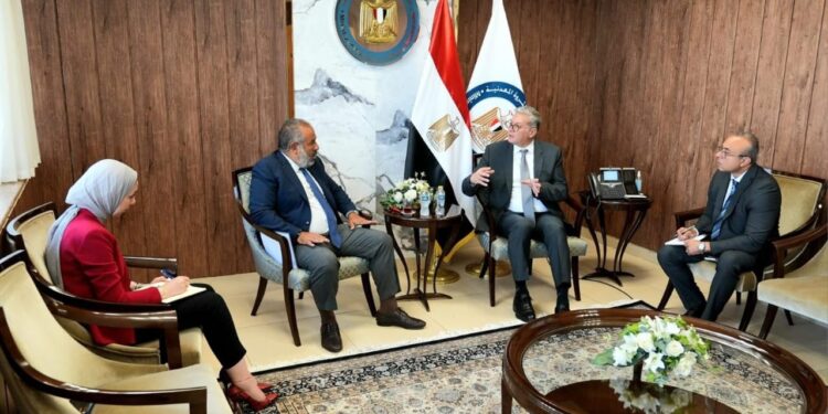 وزير البترول يبحث تسريع إجراءات إطلاق استثمارات مصرية جديدة لتعظيم القيمة المضافة من الفوسفات