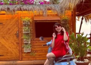 ساندي تخطف الأنظار بإطلالة صيفية