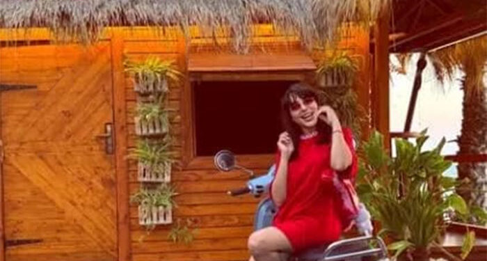 ساندي تخطف الأنظار بإطلالة صيفية