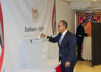 وزير الخارجية أول من يُدلي بصوته في انتخابات مجلس الشيوخ من مقر السفارة المصرية بواشنطن