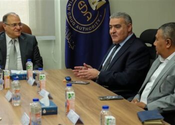 رئيس هيئة الدواء المصرية يبحث مع الشركة المصرية لتجارة الأدوية سبل ضمان توافر المستحضرات الدوائية