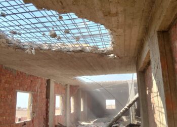 حملات مكبرة لإزالة المخالفات البنائية وتنفيذ قرارات غلق وتشميع بمدينة الشروق