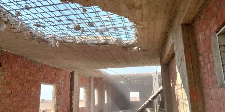 حملات مكبرة لإزالة المخالفات البنائية وتنفيذ قرارات غلق وتشميع بمدينة الشروق