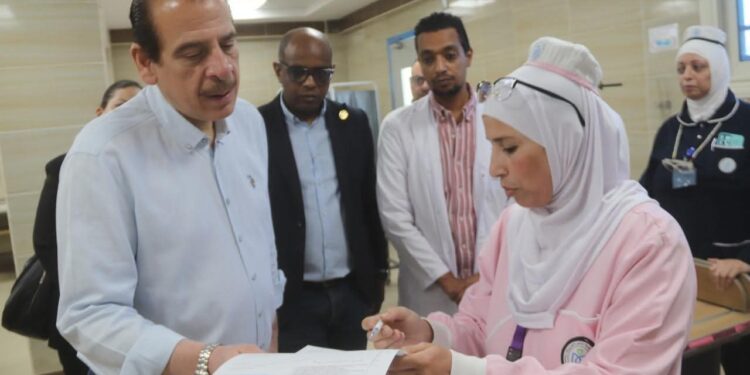 نائب وزير الصحة يتفقد منشآت طبية بمحافظة السويس ويوجه بتطوير الخدمات الصحية